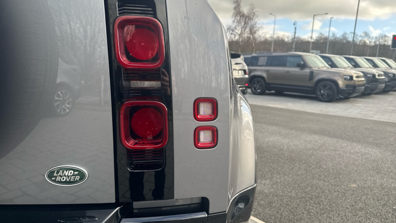 Land Rover Defender 3.0 D250 X-Dynamic SE 110 5dr Auto Diesel Estate